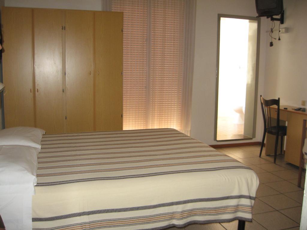 Hotel Eleonora Rimini Oda fotoğraf