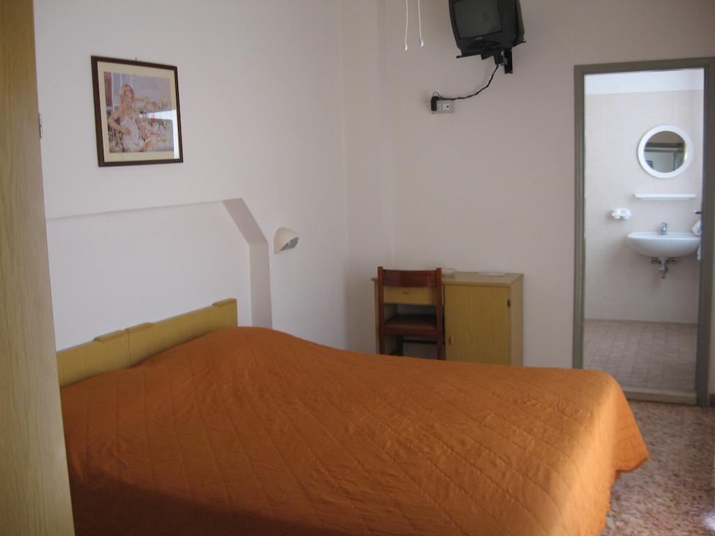 Hotel Eleonora Rimini Oda fotoğraf